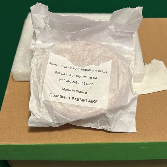 Chanel Holiday ribbon set.
2 Oriol and Fontanel.
Each is 20 m - Picture 9 of 10